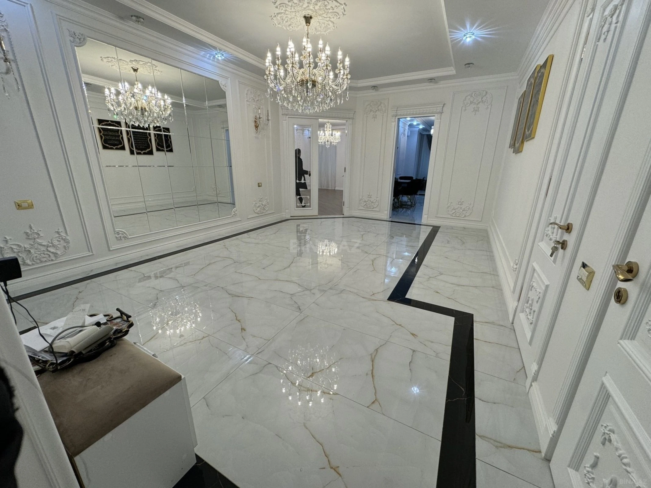 Satılır 3 otaqlı mənzil 181 m²