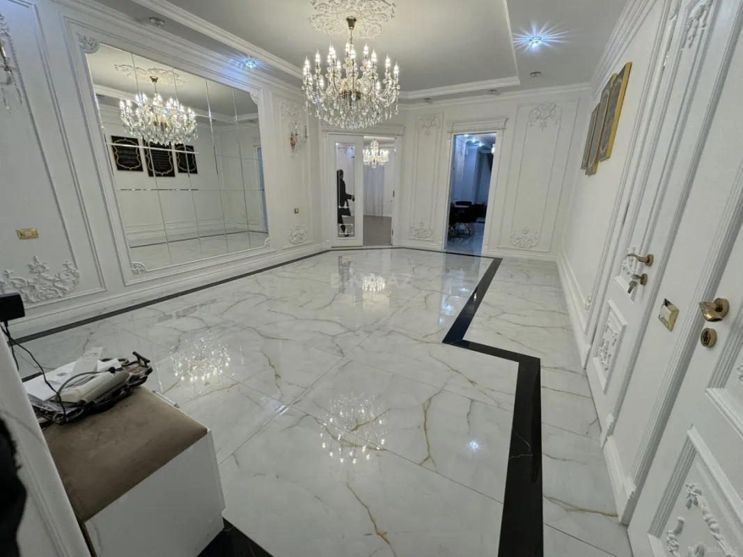 Satılır 3 otaqlı mənzil 181 m²