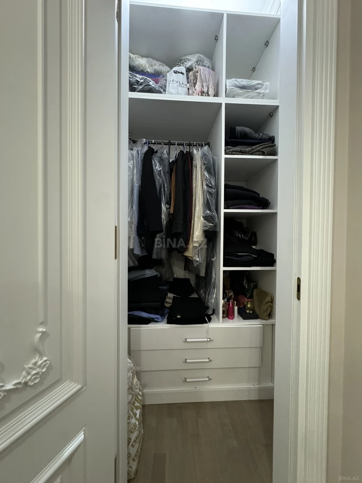 Satılır 3 otaqlı mənzil 181 m²