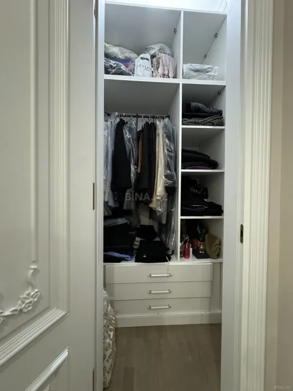 Satılır 3 otaqlı mənzil 181 m²