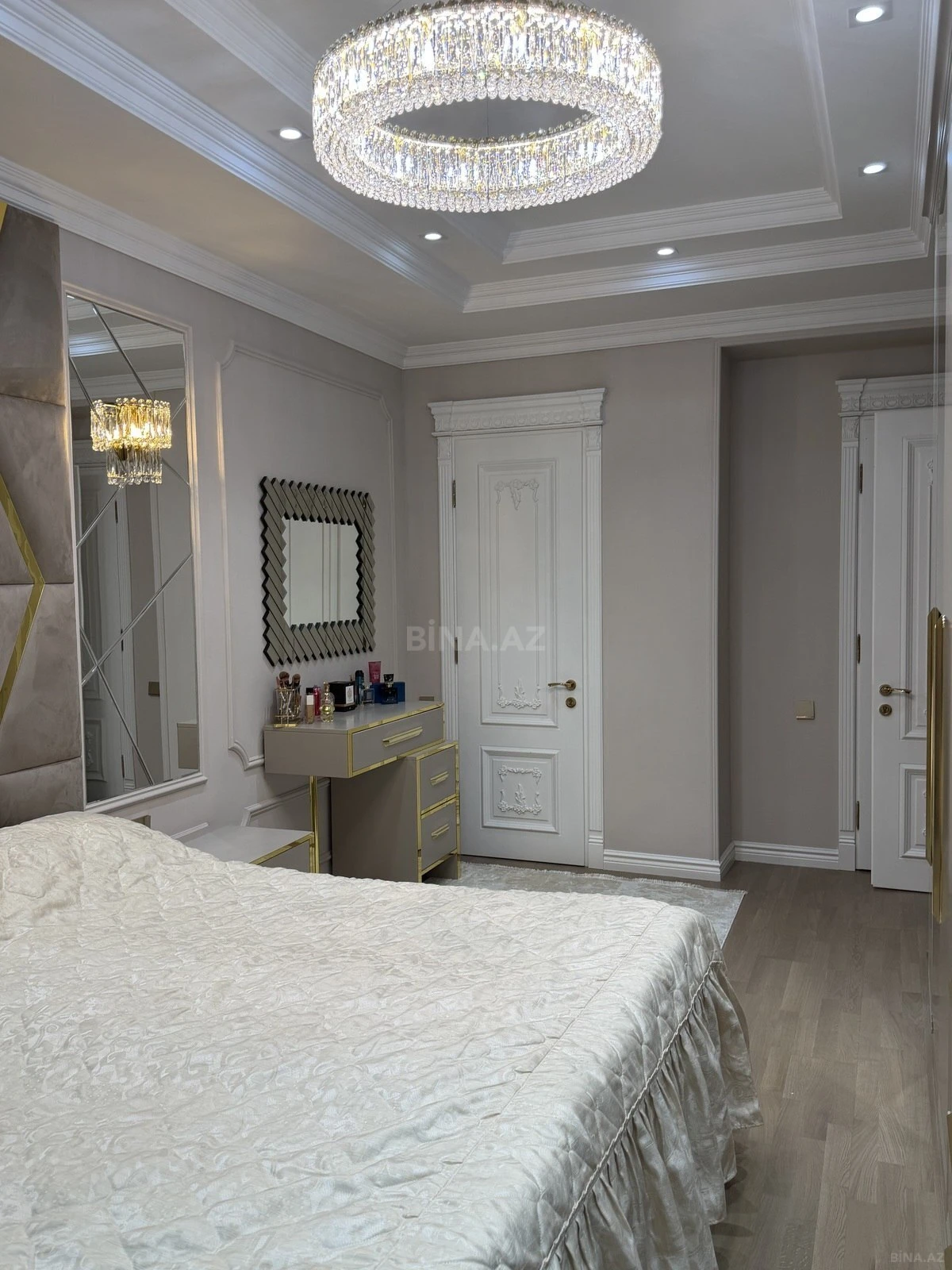 Satılır 3 otaqlı mənzil 181 m²