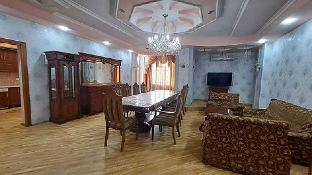 Satılır 4 otaqlı mənzil 190 m²