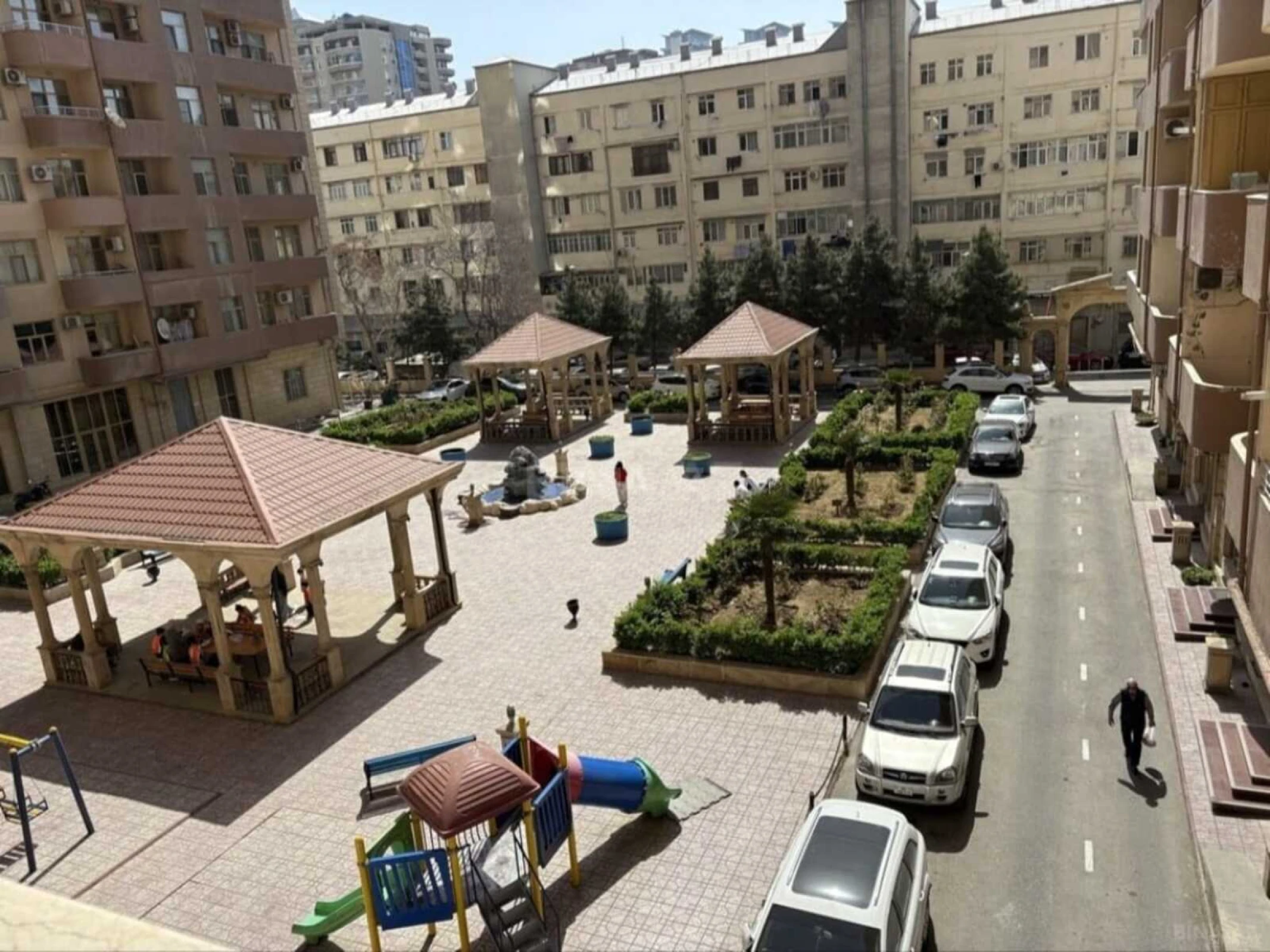 Satılır 4 otaqlı mənzil 190 m²