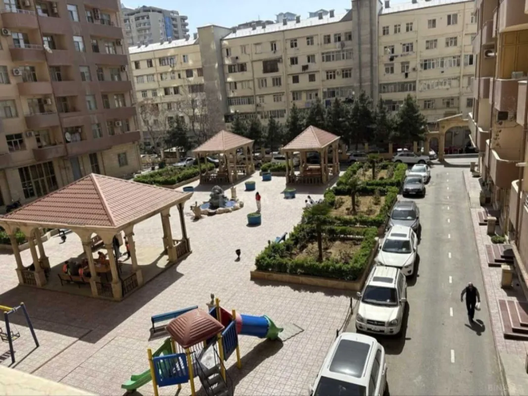 Satılır 4 otaqlı mənzil 190 m²