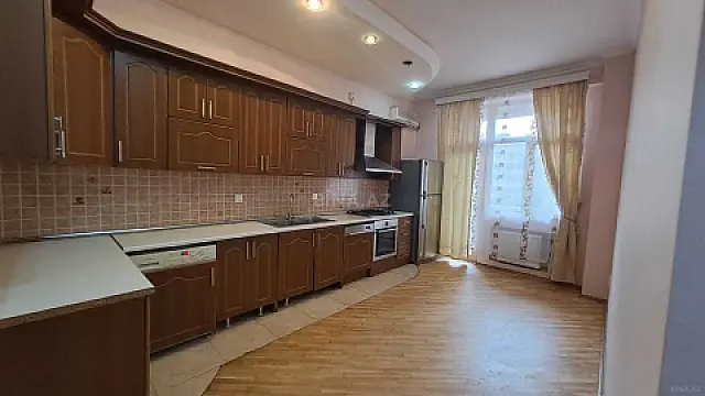 Satılır 4 otaqlı mənzil 190 m²