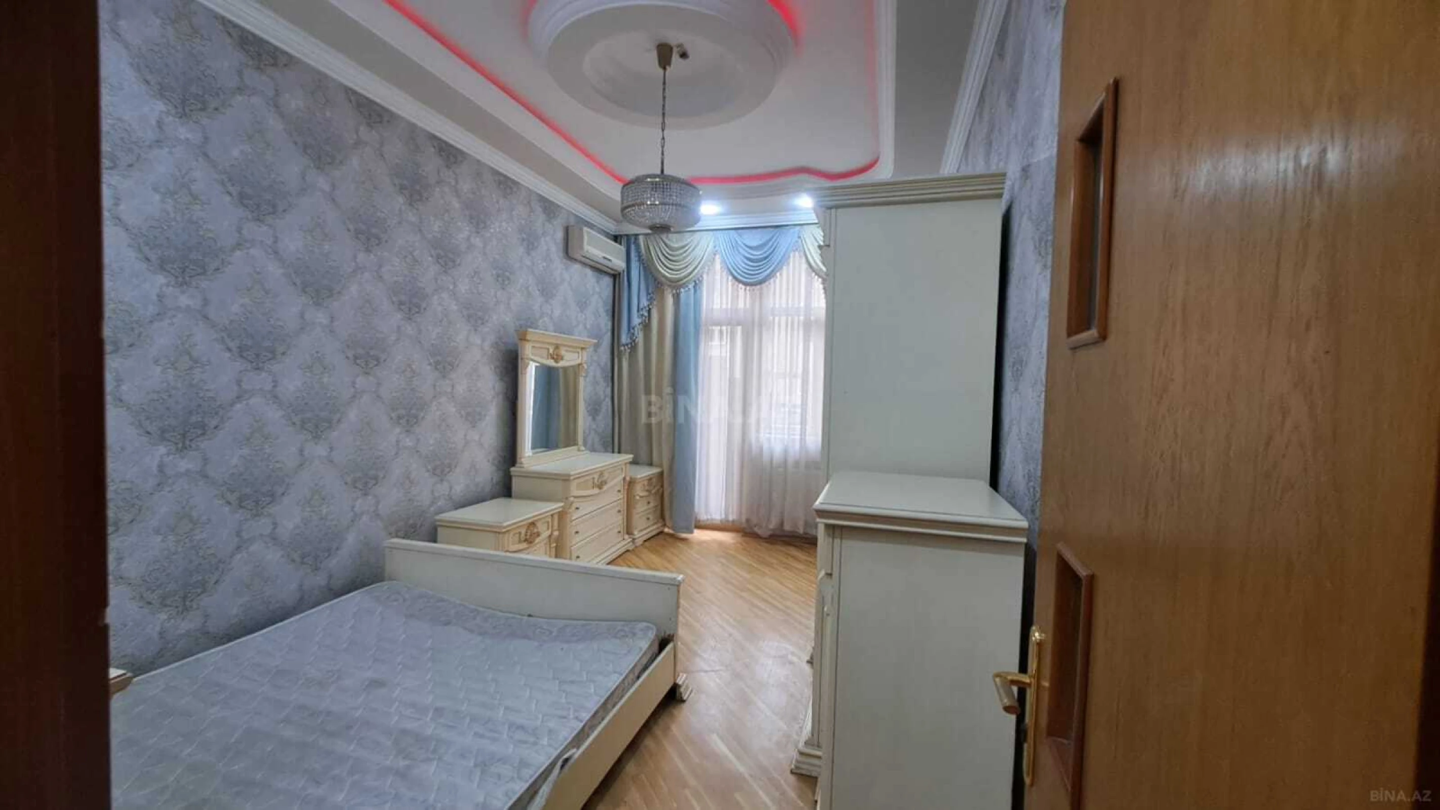 Satılır 4 otaqlı mənzil 190 m²