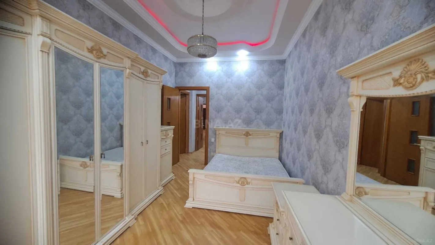 Satılır 4 otaqlı mənzil 190 m²