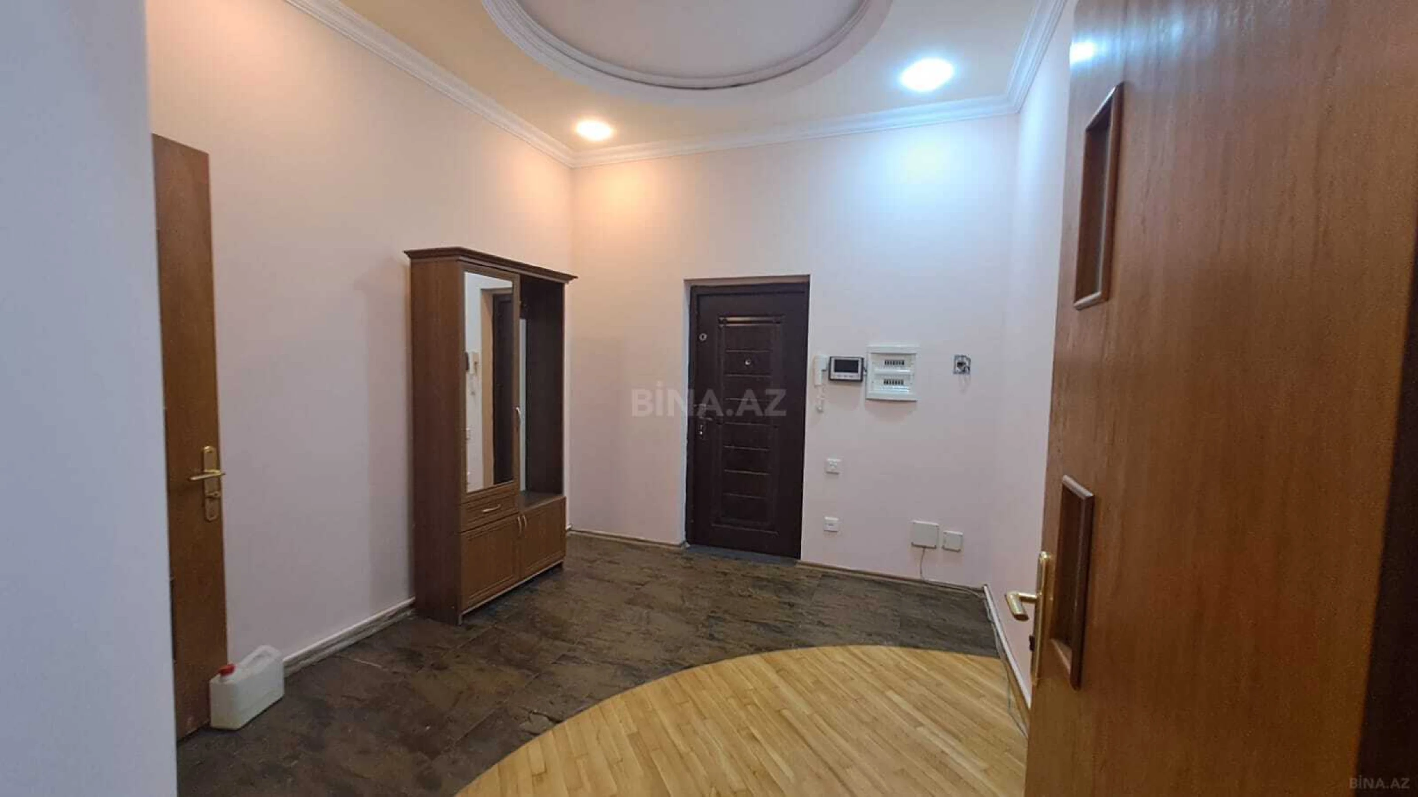 Satılır 4 otaqlı mənzil 190 m²