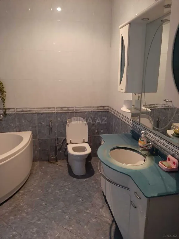 Satılır 8 otaqlı həyət evi 670 m²