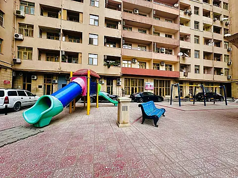 Satılır 4 otaqlı mənzil 130 m²