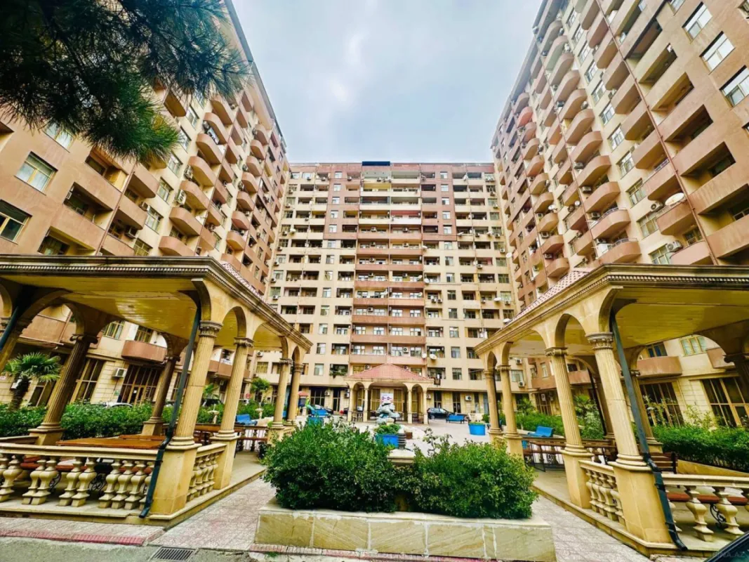 Satılır 4 otaqlı mənzil 130 m²