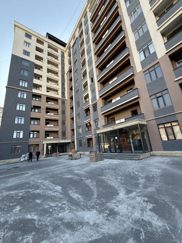 Satılır 4 otaqlı mənzil 136 m²