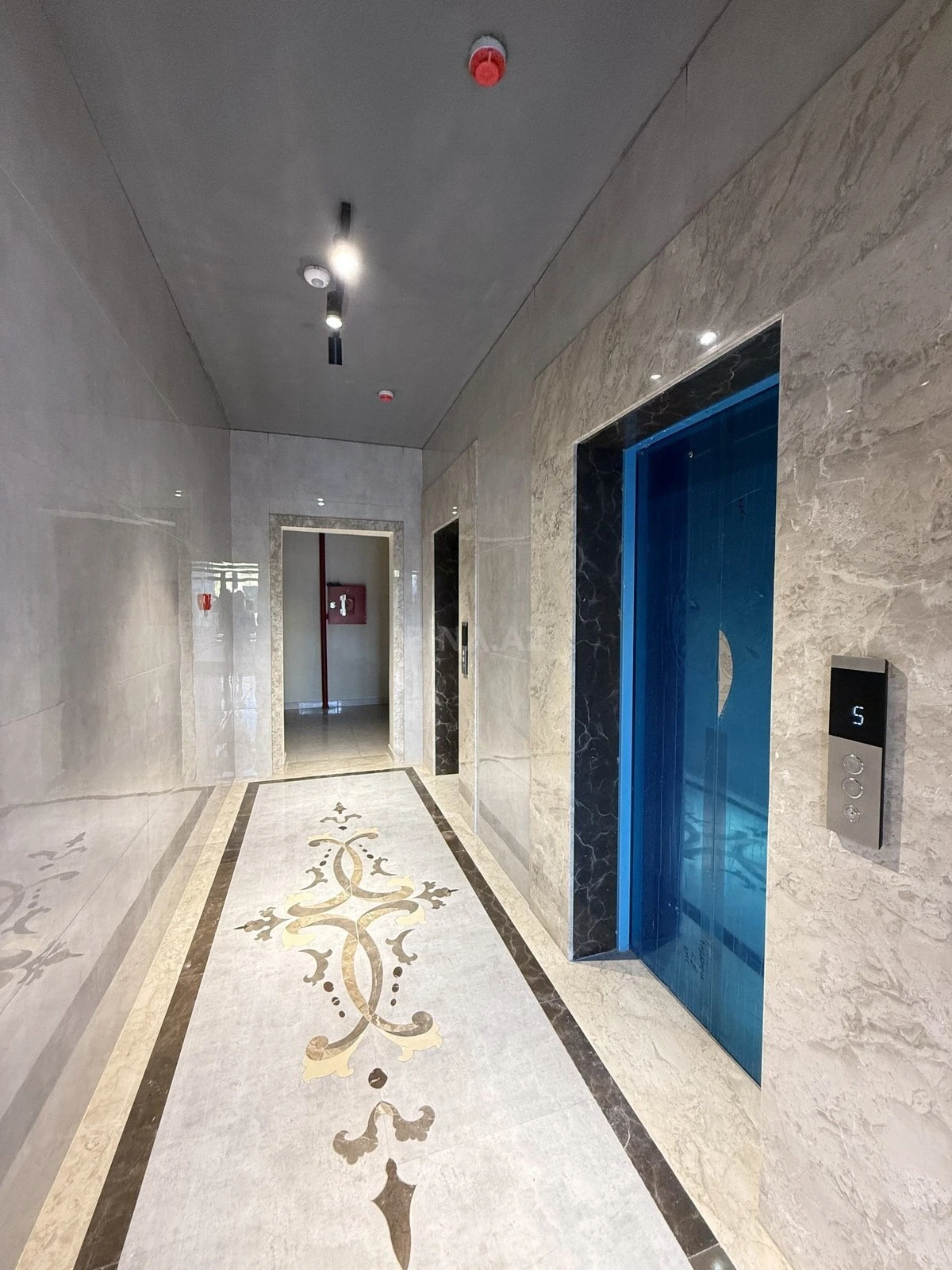 Satılır 4 otaqlı mənzil 136 m²