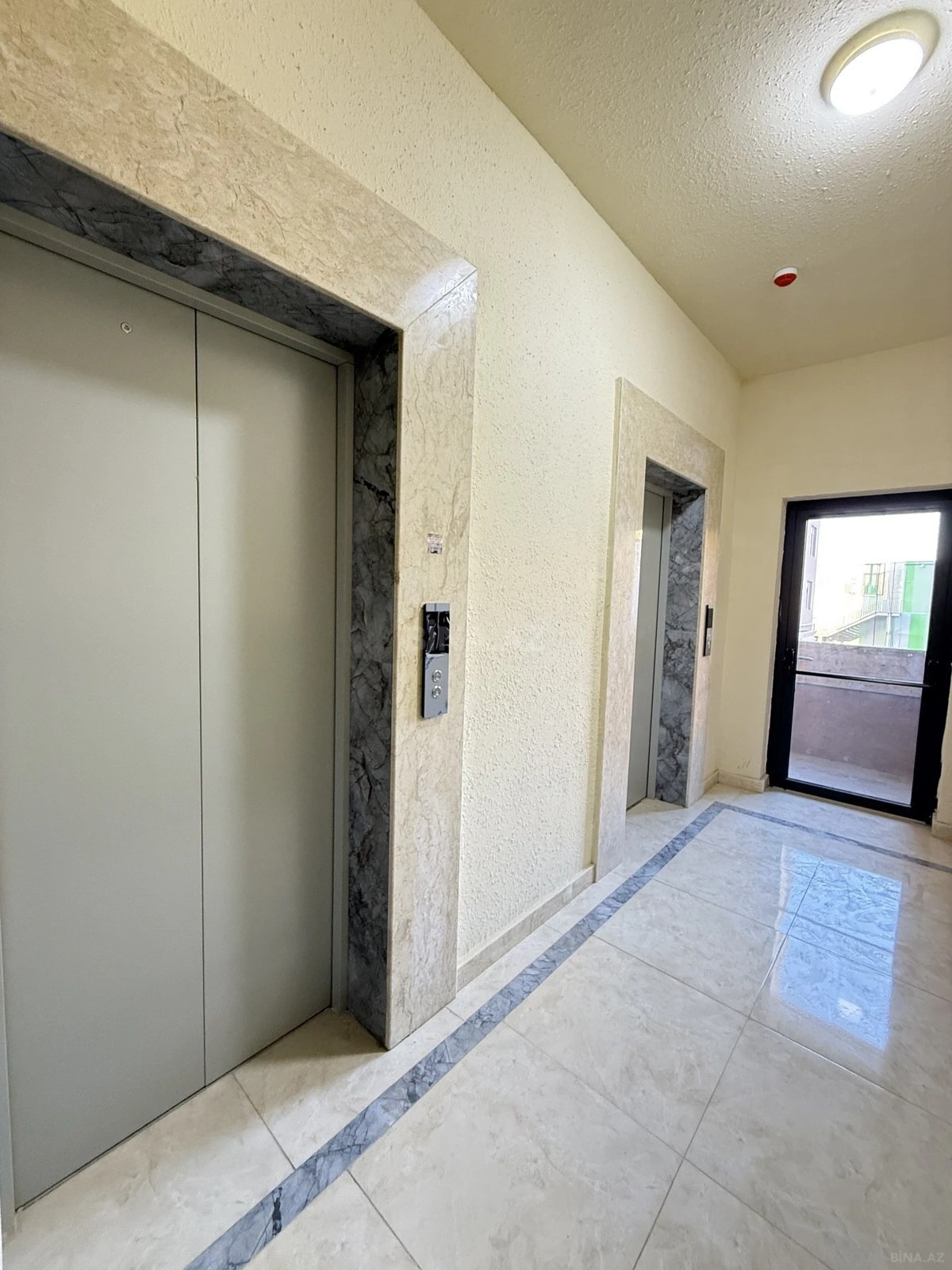 Satılır 4 otaqlı mənzil 136 m²