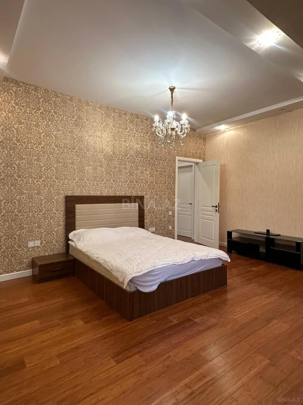 Satılır 4 otaqlı mənzil 184 m²