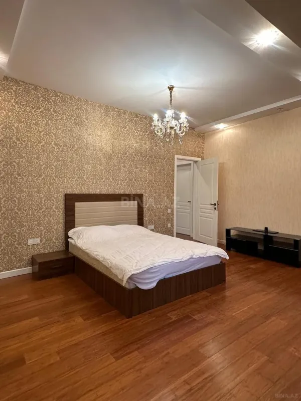 Satılır 4 otaqlı mənzil 184 m²