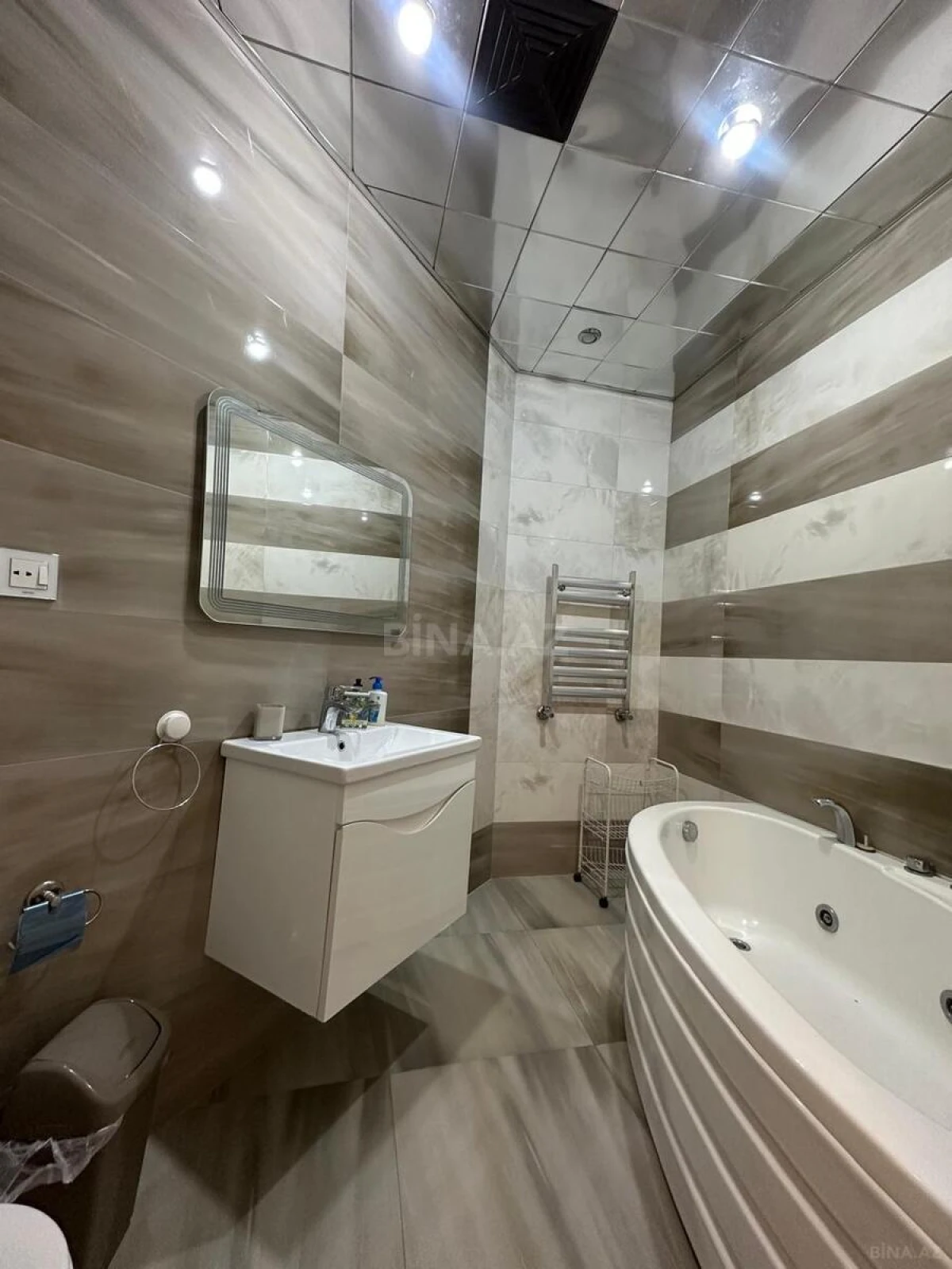 Satılır 4 otaqlı mənzil 184 m²