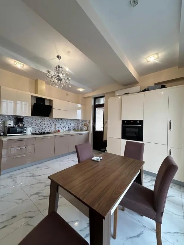 Satılır 4 otaqlı mənzil 184 m²