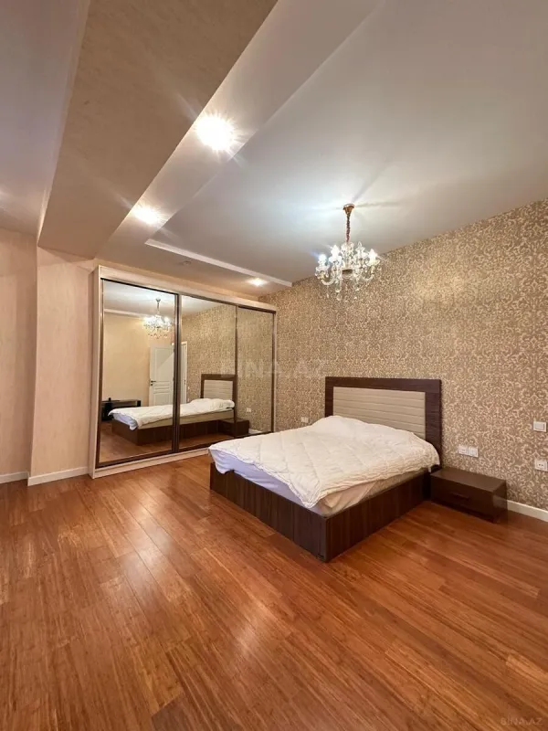 Satılır 4 otaqlı mənzil 184 m²