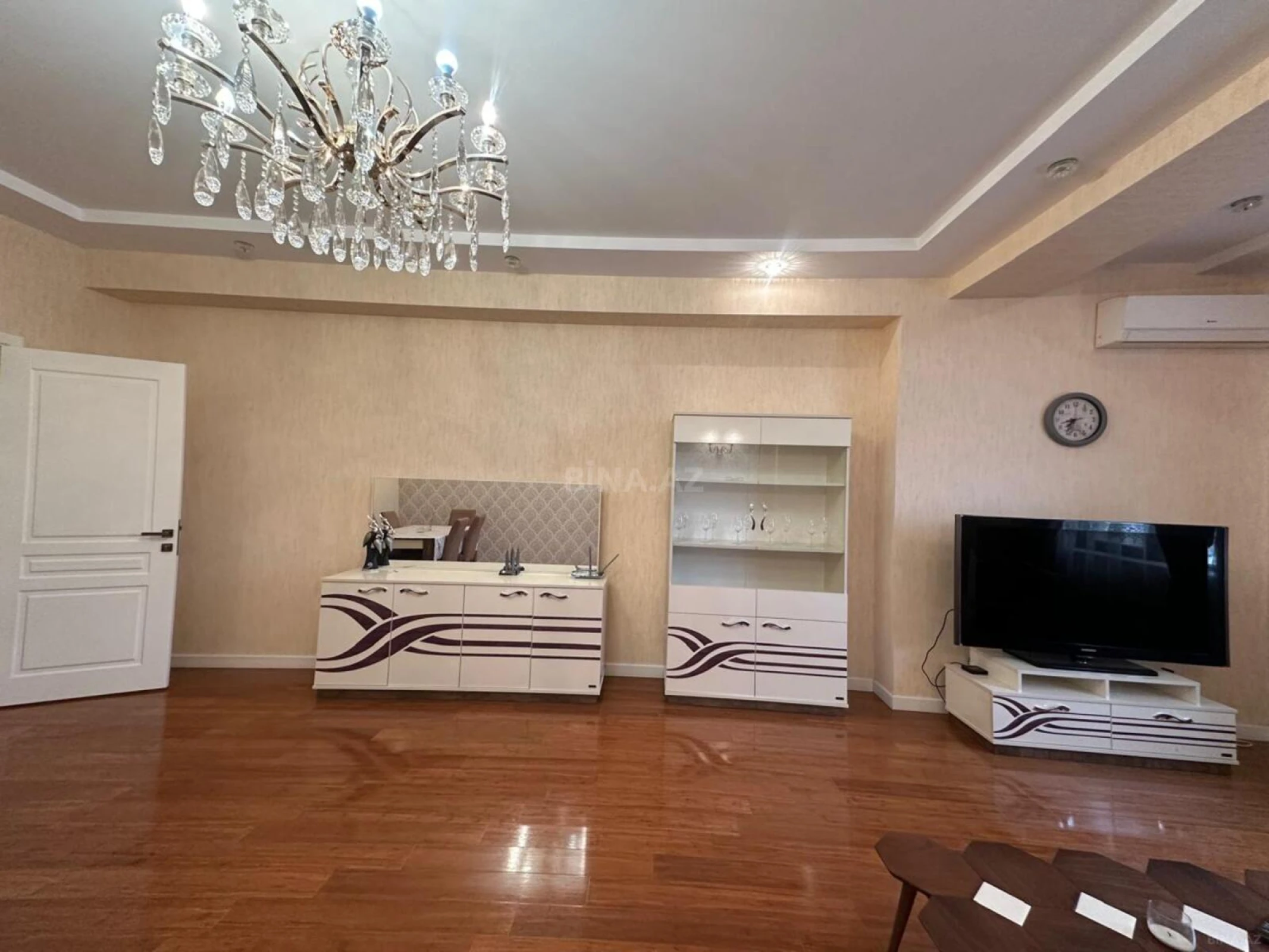 Satılır 4 otaqlı mənzil 184 m²