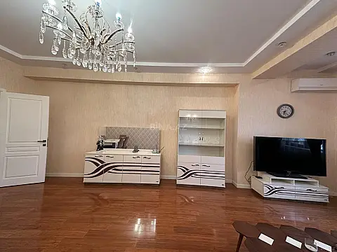Satılır 4 otaqlı mənzil 184 m²