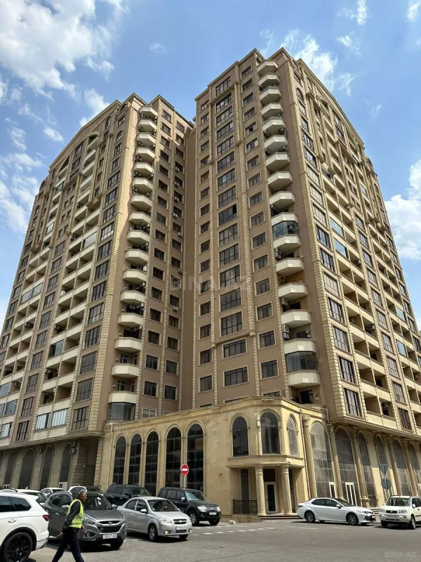 Satılır 4 otaqlı mənzil 184 m²