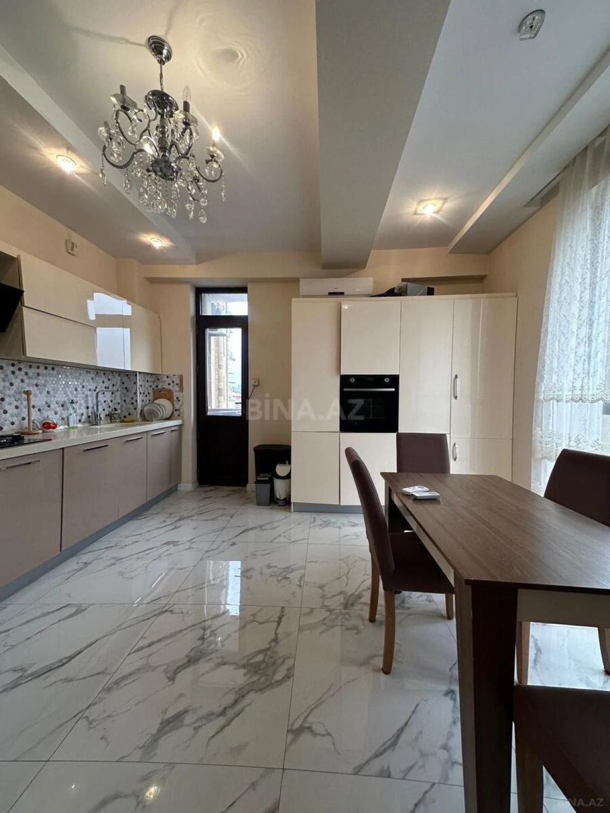 Satılır 4 otaqlı mənzil 184 m²