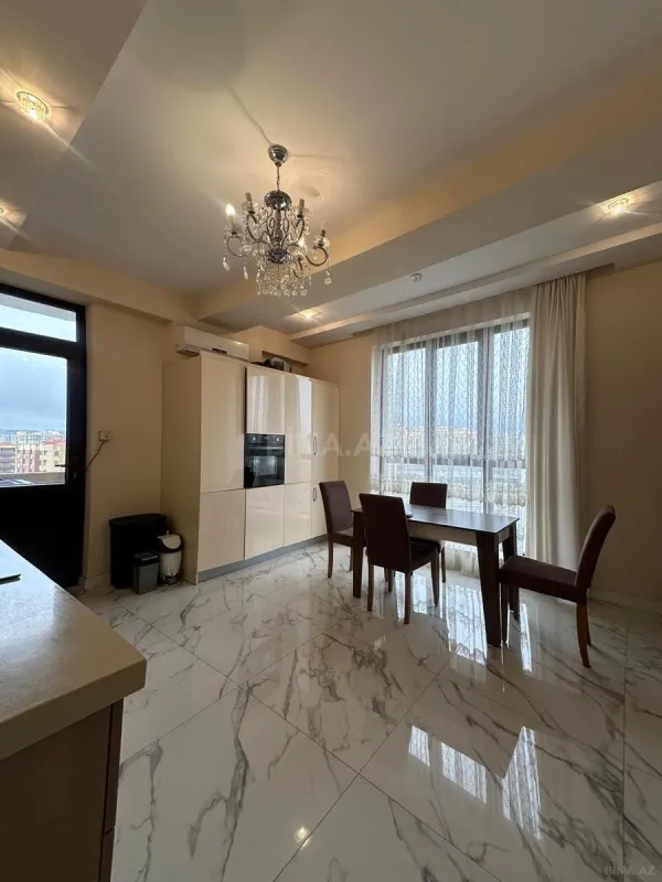Satılır 4 otaqlı mənzil 184 m²