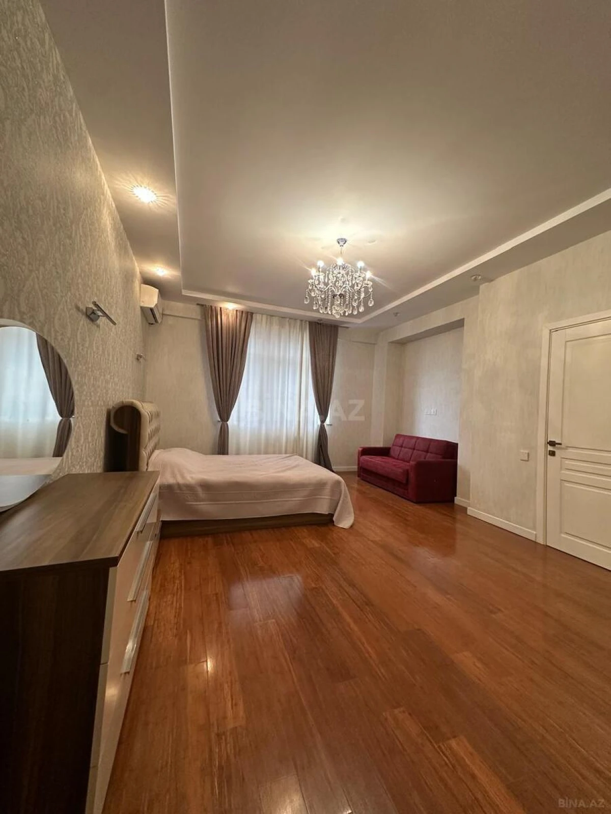 Satılır 4 otaqlı mənzil 184 m²