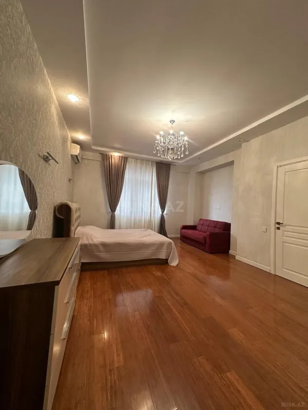 Satılır 4 otaqlı mənzil 184 m²