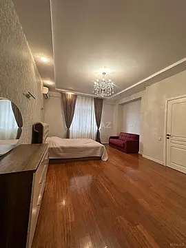 Satılır 4 otaqlı mənzil 184 m²