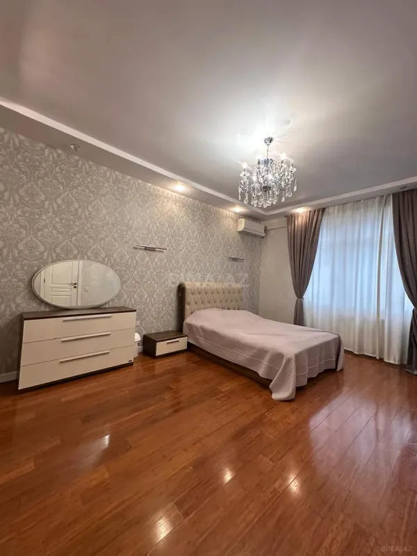 Satılır 4 otaqlı mənzil 184 m²
