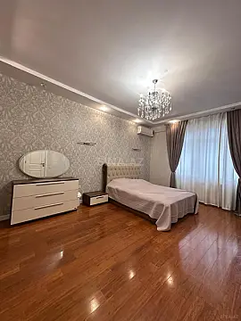 Satılır 4 otaqlı mənzil 184 m²