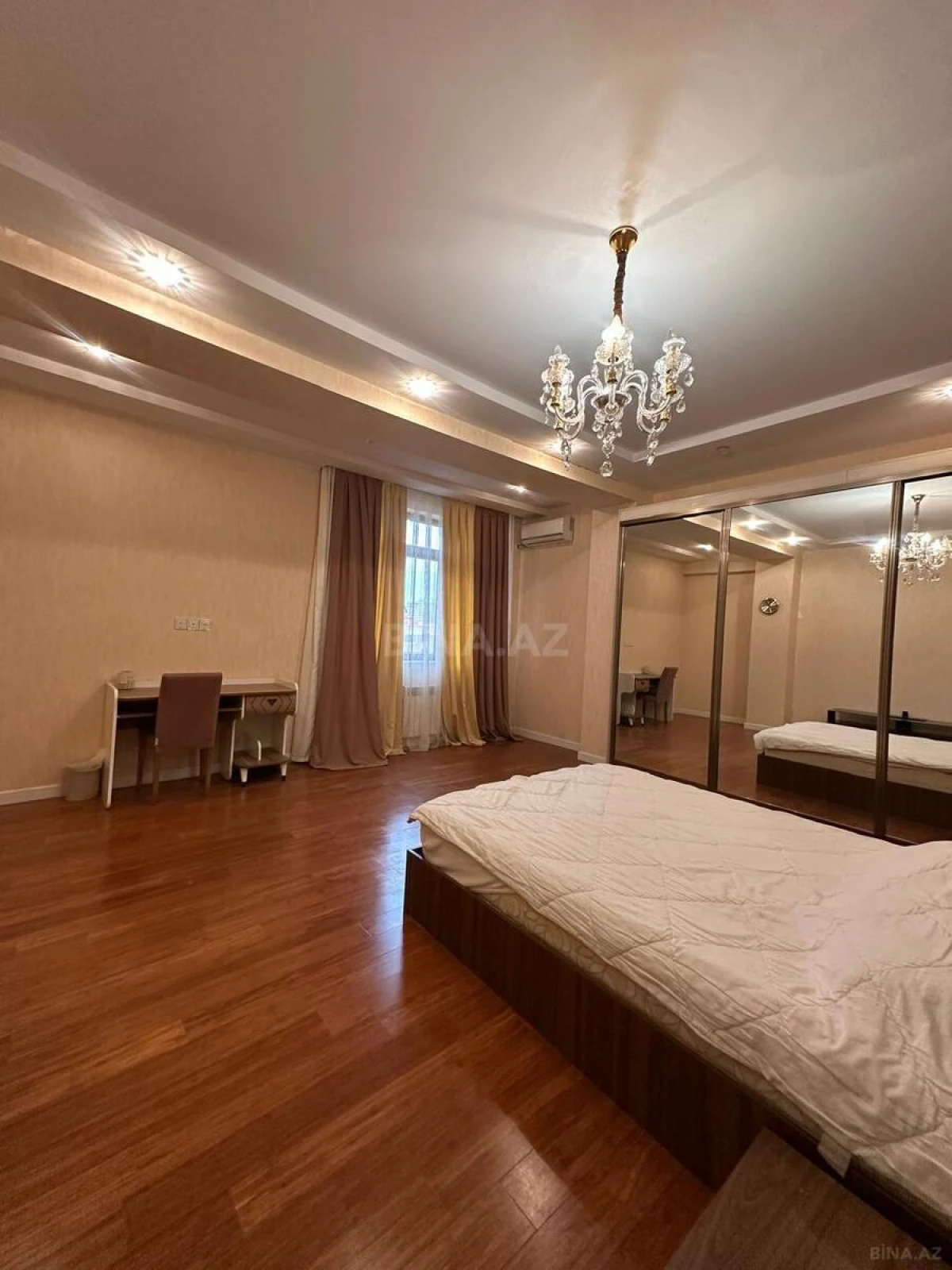 Satılır 4 otaqlı mənzil 184 m²