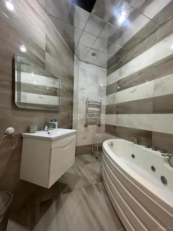 Satılır 4 otaqlı mənzil 184 m²