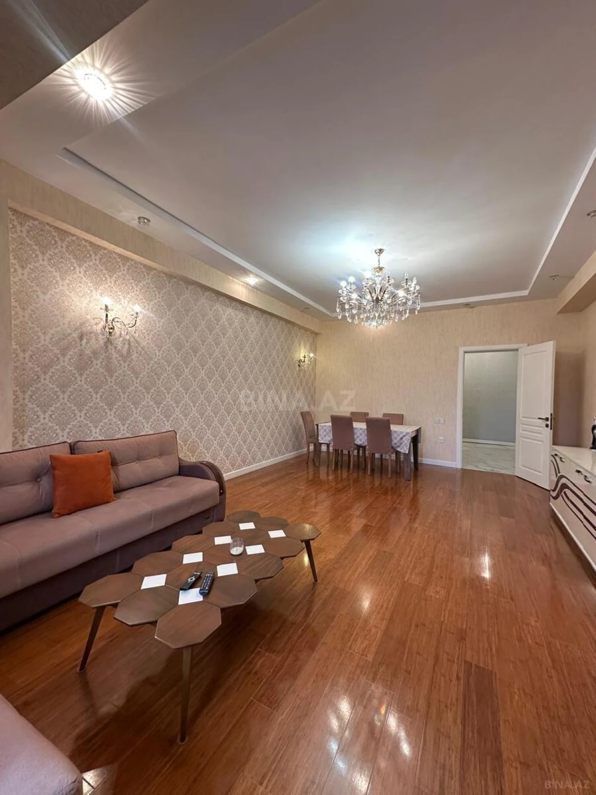 Satılır 4 otaqlı mənzil 184 m²