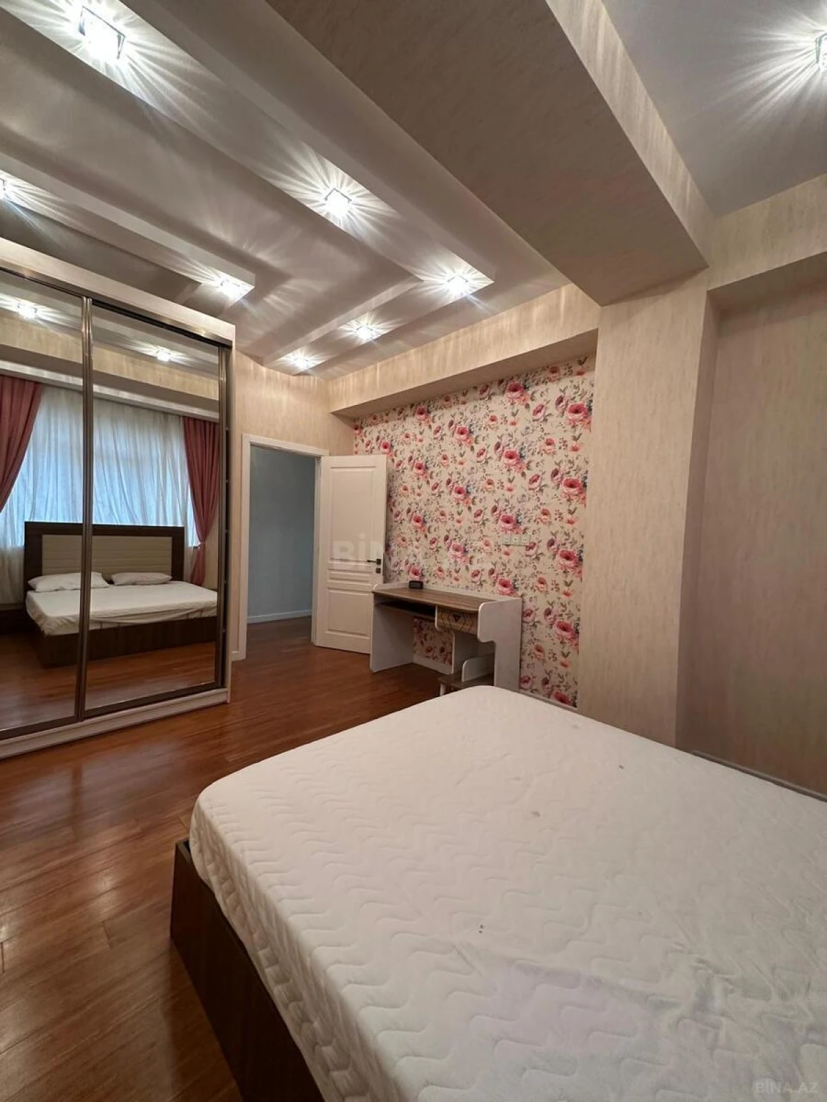 Satılır 4 otaqlı mənzil 184 m²