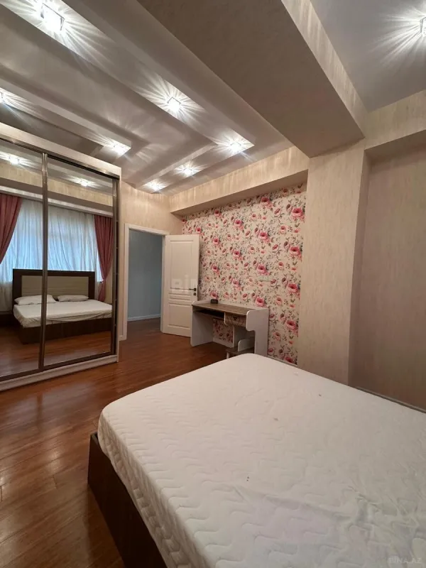 Satılır 4 otaqlı mənzil 184 m²