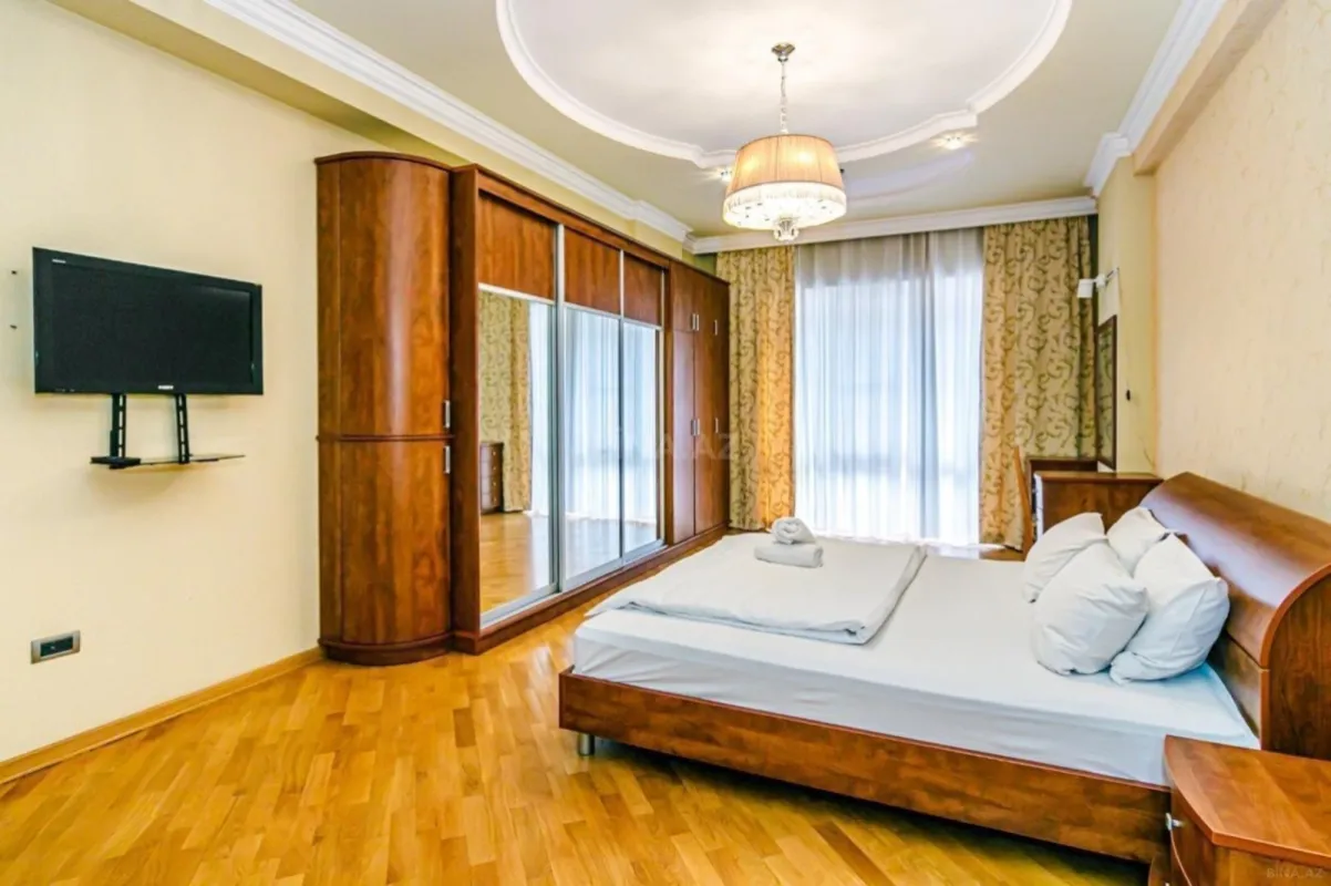 Satılır 4 otaqlı mənzil 200 m²