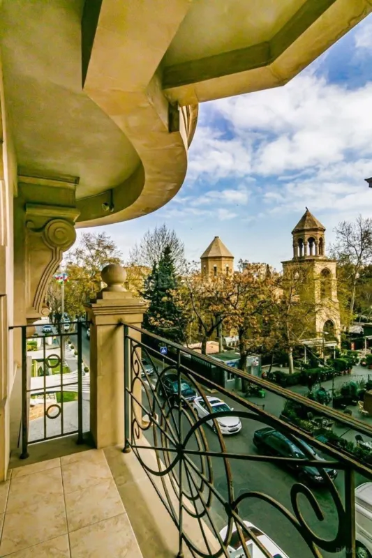 Satılır 4 otaqlı mənzil 200 m²