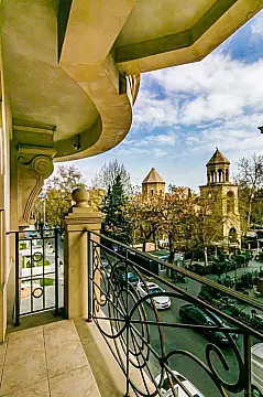 Satılır 4 otaqlı mənzil 200 m²