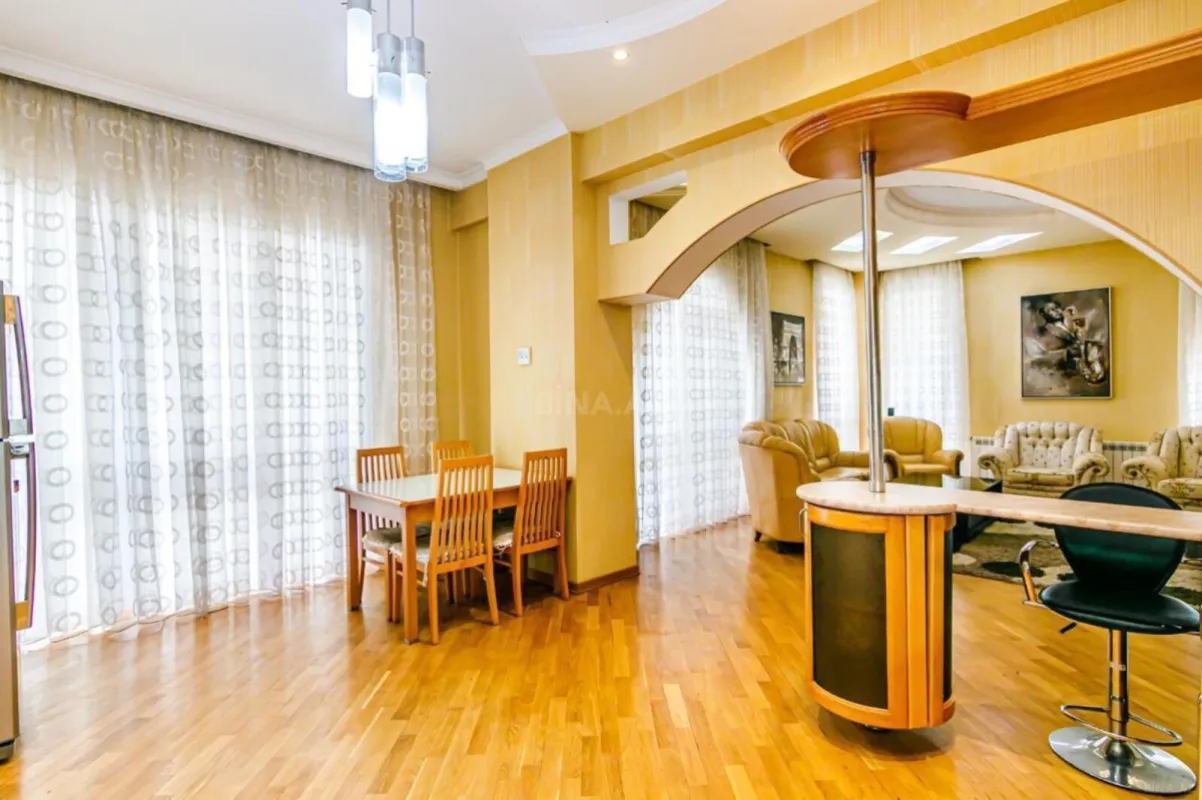 Satılır 4 otaqlı mənzil 200 m²