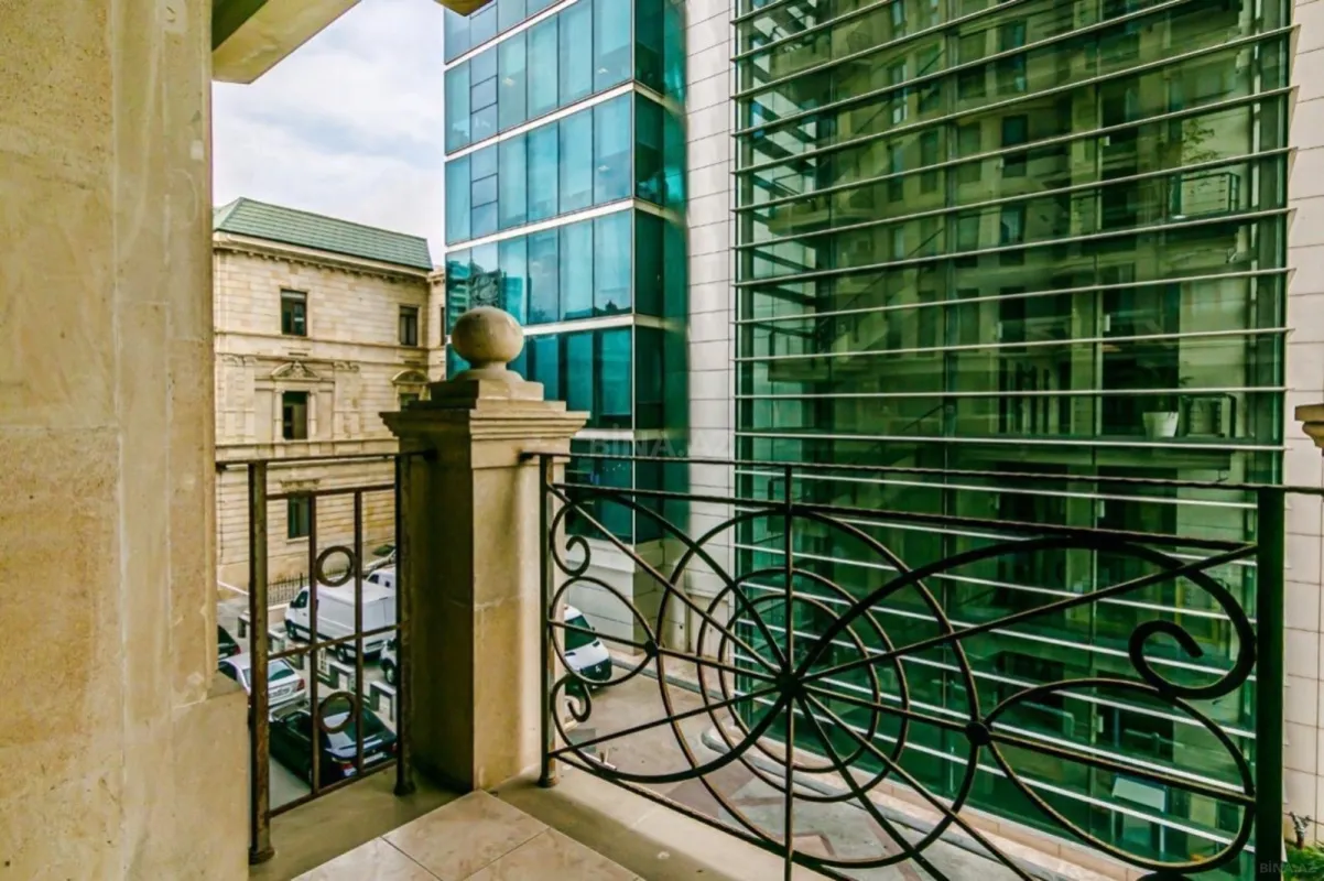 Satılır 4 otaqlı mənzil 200 m²