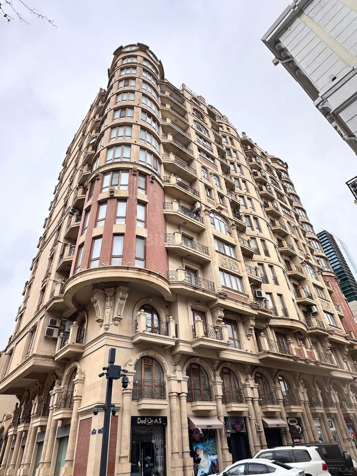 Satılır 4 otaqlı mənzil 200 m²