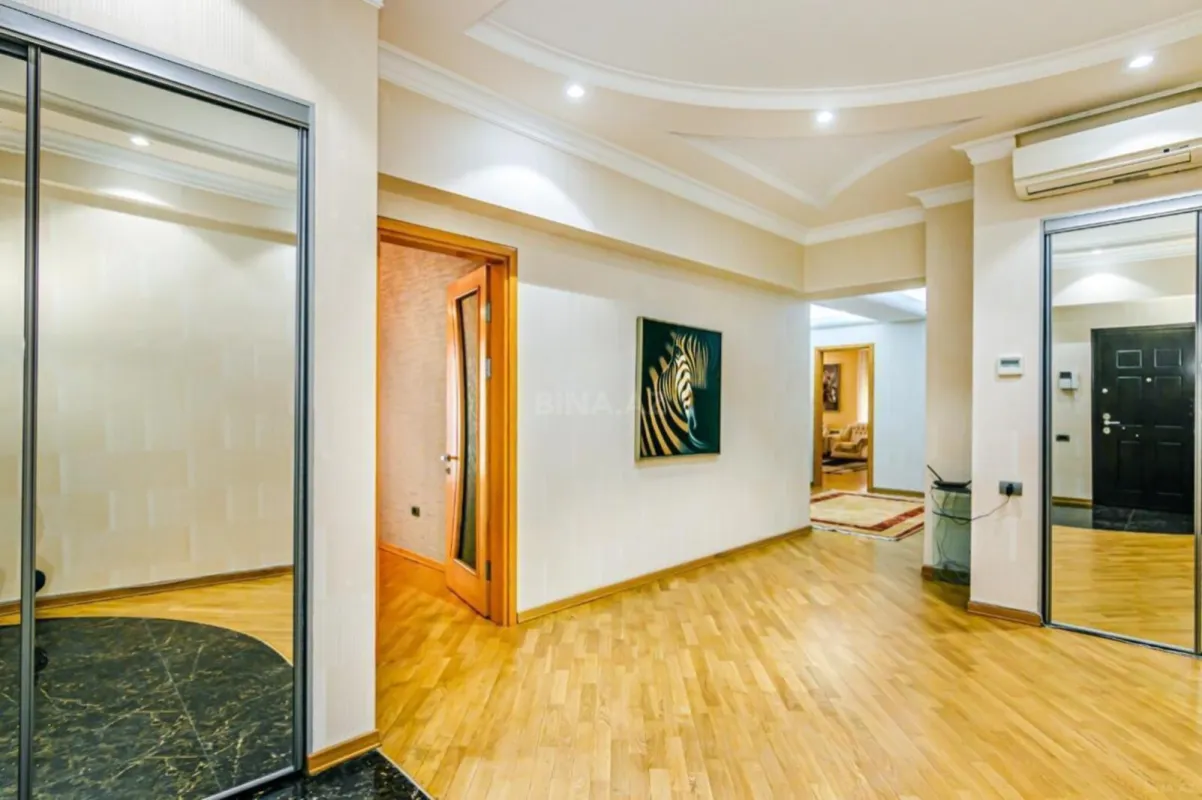 Satılır 4 otaqlı mənzil 200 m²