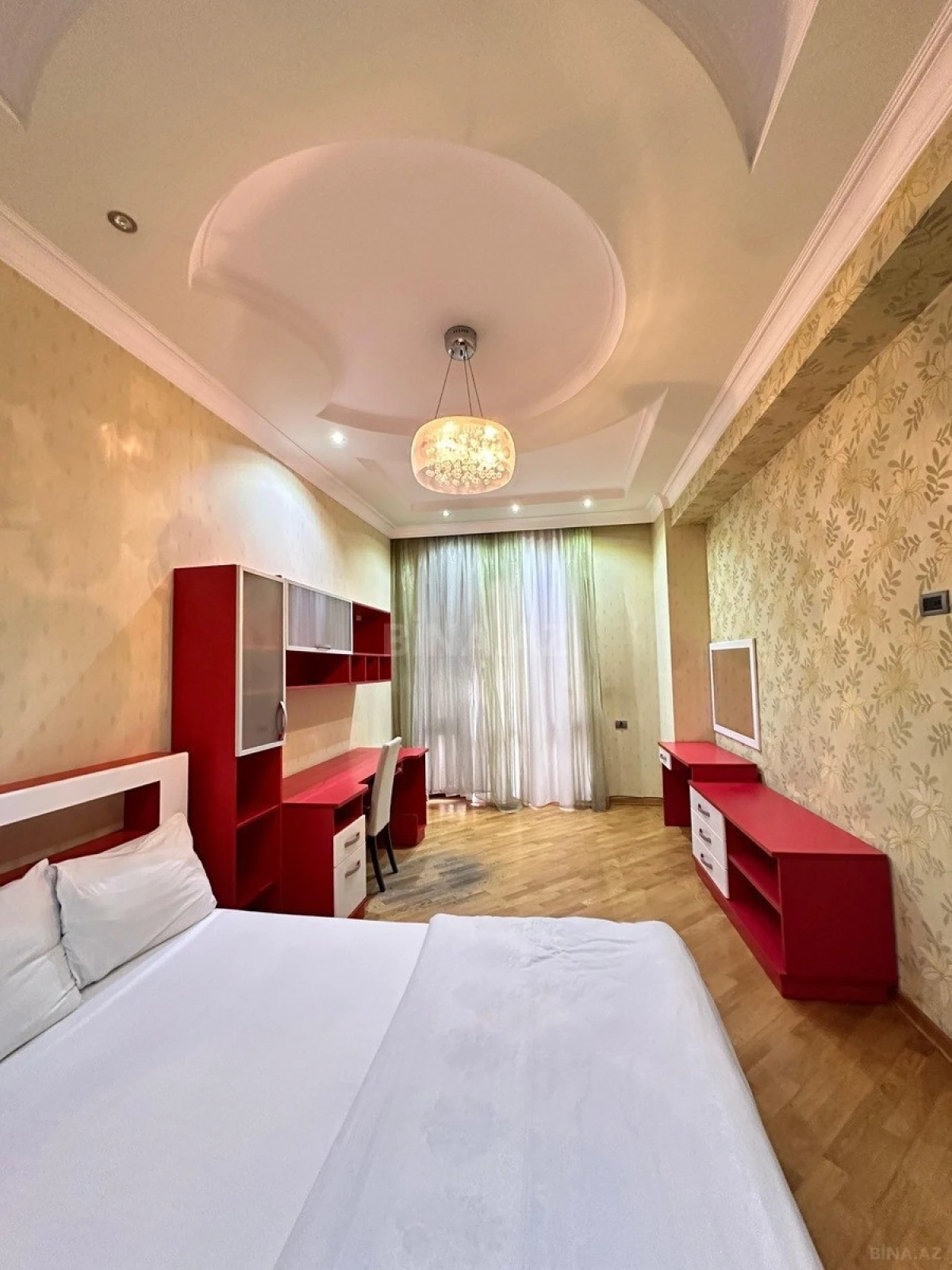 Satılır 4 otaqlı mənzil 200 m²