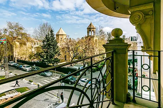 Satılır 4 otaqlı mənzil 200 m²