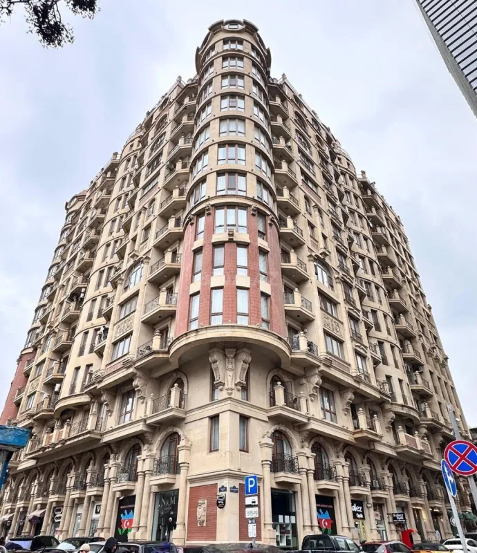 Satılır 4 otaqlı mənzil 200 m²