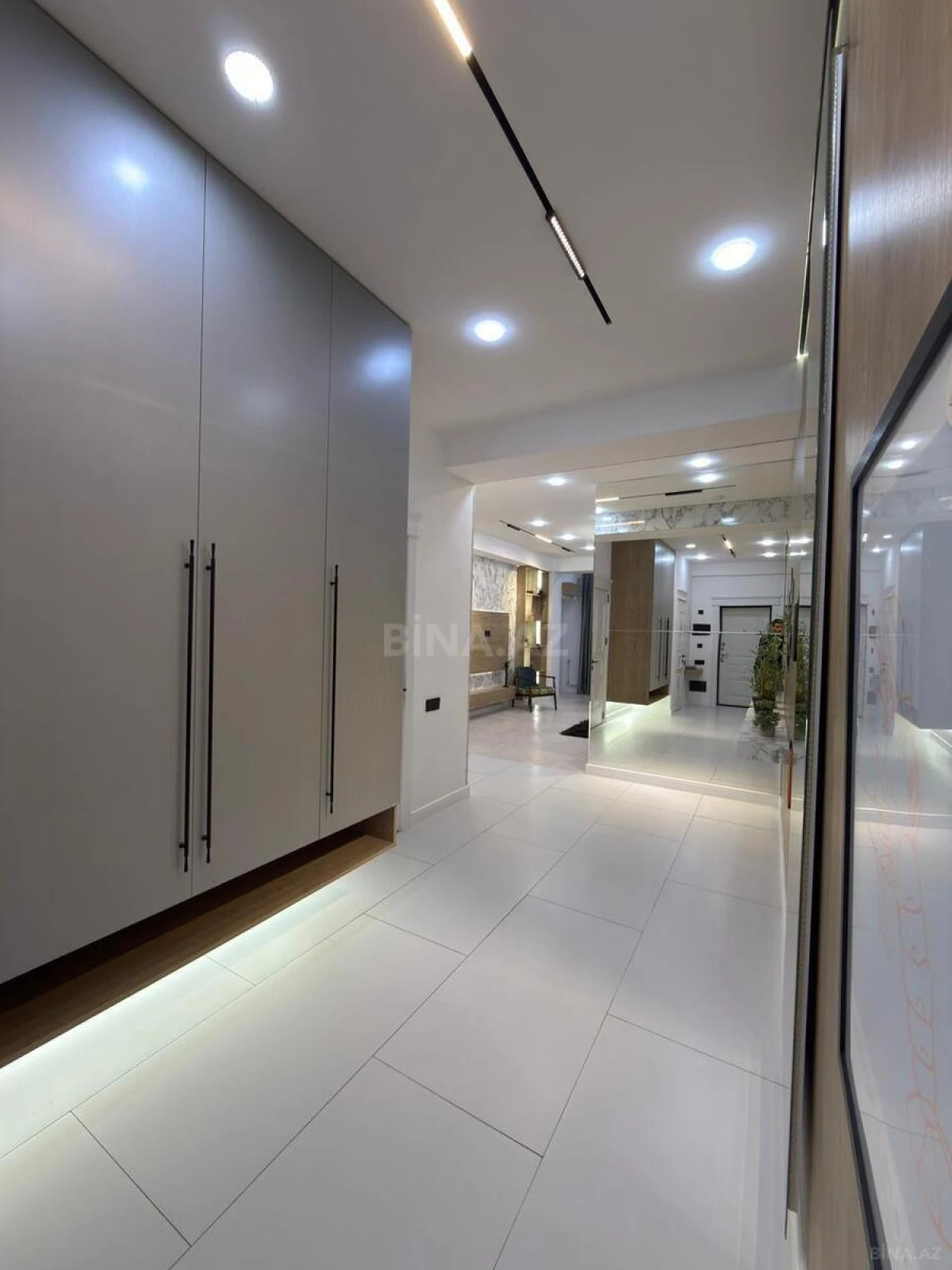 Satılır 3 otaqlı mənzil 118 m²