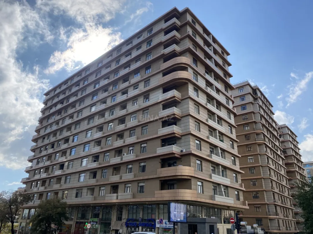 Satılır 5 otaqlı mənzil 296 m²